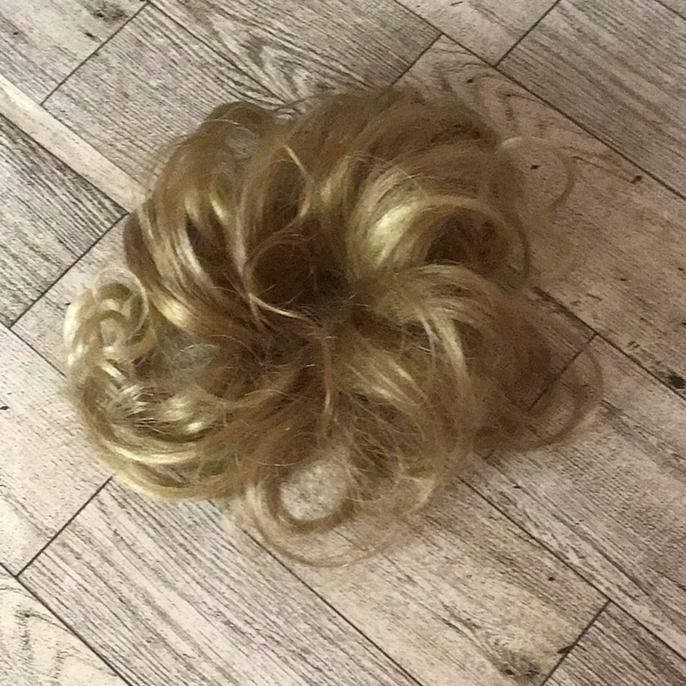 Synthetic 6” Blonde Bun extension